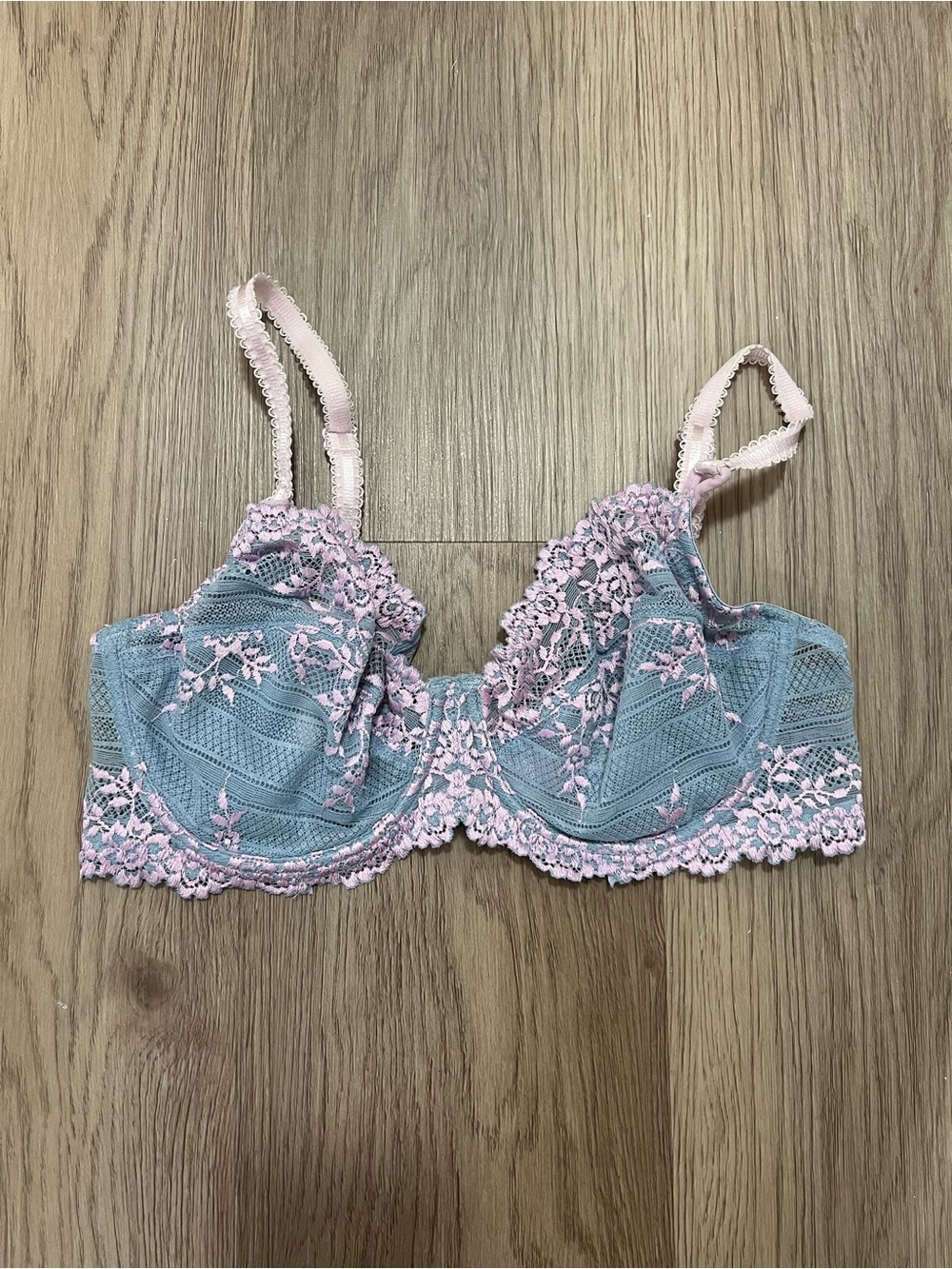 Wacoal Embrace Lace Underwire Bra in Blue/Pink/Purple Style 65191 Size 34D